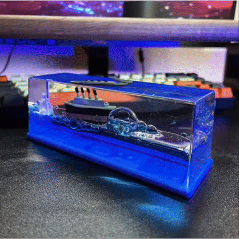 Barco Titanic y iceberg en fluido