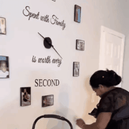 Reloj decorativo con 12 portaretartos Familiares