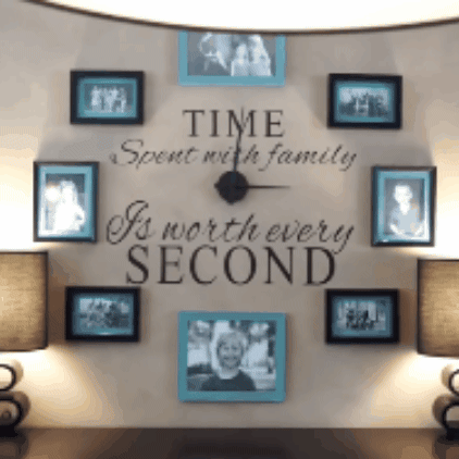 Reloj decorativo con 12 portaretartos Familiares