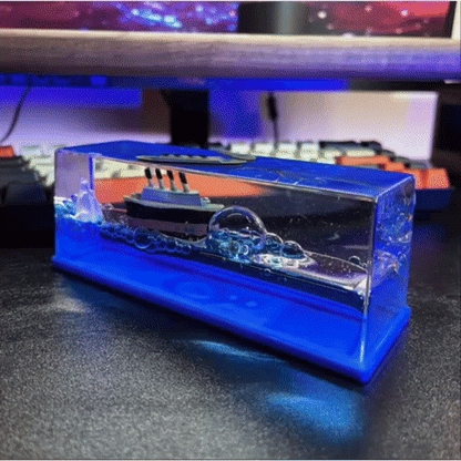 Barco Titanic y iceberg en fluido